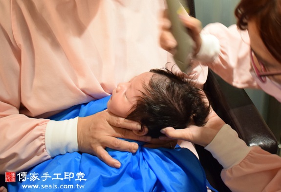 邱寶寶(新北板橋區到府嬰兒寶寶滿月剃頭理髮、免費到府嬰兒剃胎毛儀式吉祥話)。到府剃頭剃胎毛主持、專業拍照、DVD光碟、證書。★購買「臍帶章、肚臍章、胎毛筆刷印章」贈送：剃頭、收涎、抓周，三選一。2015.10.26 照片13
